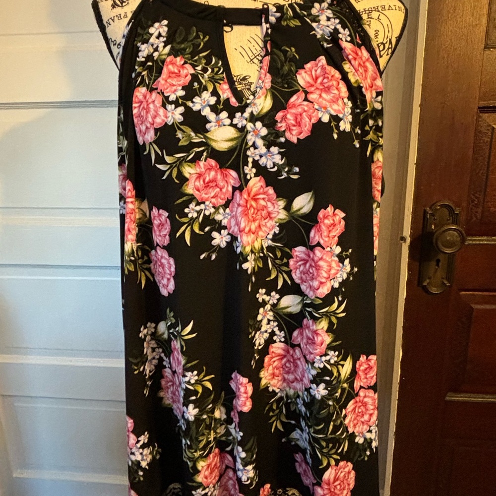 Torrid round necked floral top
